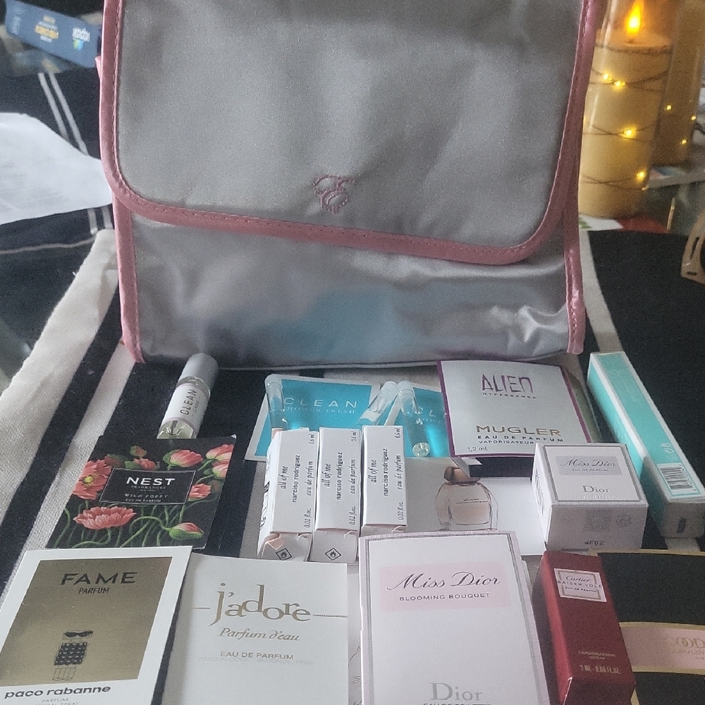 Makup Bag New With 20 Fab Samples Top Notch Perfumes The Best